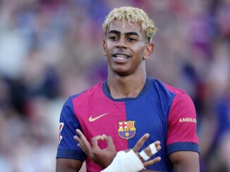 Joueur de football en maillot du FC Barcelone souriant.