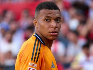 Joueur de football en maillot orange.