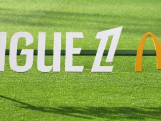 Logo Ligue 1 sur pelouse de football.