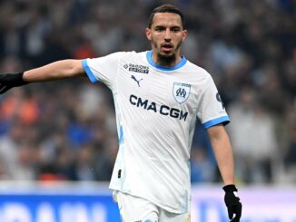 Joueur de football en tenue blanche sur le terrain