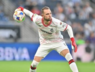 Gardien de but lançant le ballon sur le terrain.