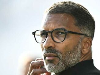 Homme avec lunettes regardant attentivement