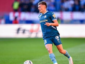 Joueur de football en action sur le terrain.