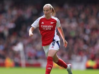 Joueuse de football en action avec maillot rouge