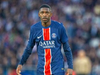 Joueur de football avec maillot PSG sur le terrain.