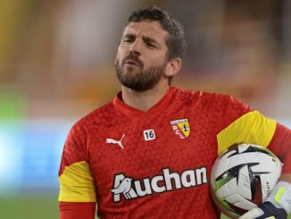 Gardien de but avec un ballon au stade.