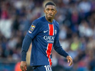 Footballeur en action sur le terrain, maillot PSG.