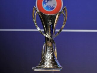 Trophée de la Ligue des Champions UEFA, fond bleu.