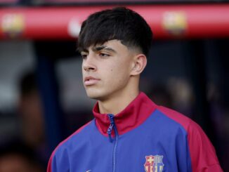 Jeune joueur portant une veste de FC Barcelone.