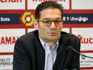 Homme en conférence de presse, fond publicitaire.