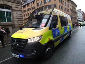 Fourgon de police stationné sur une rue.