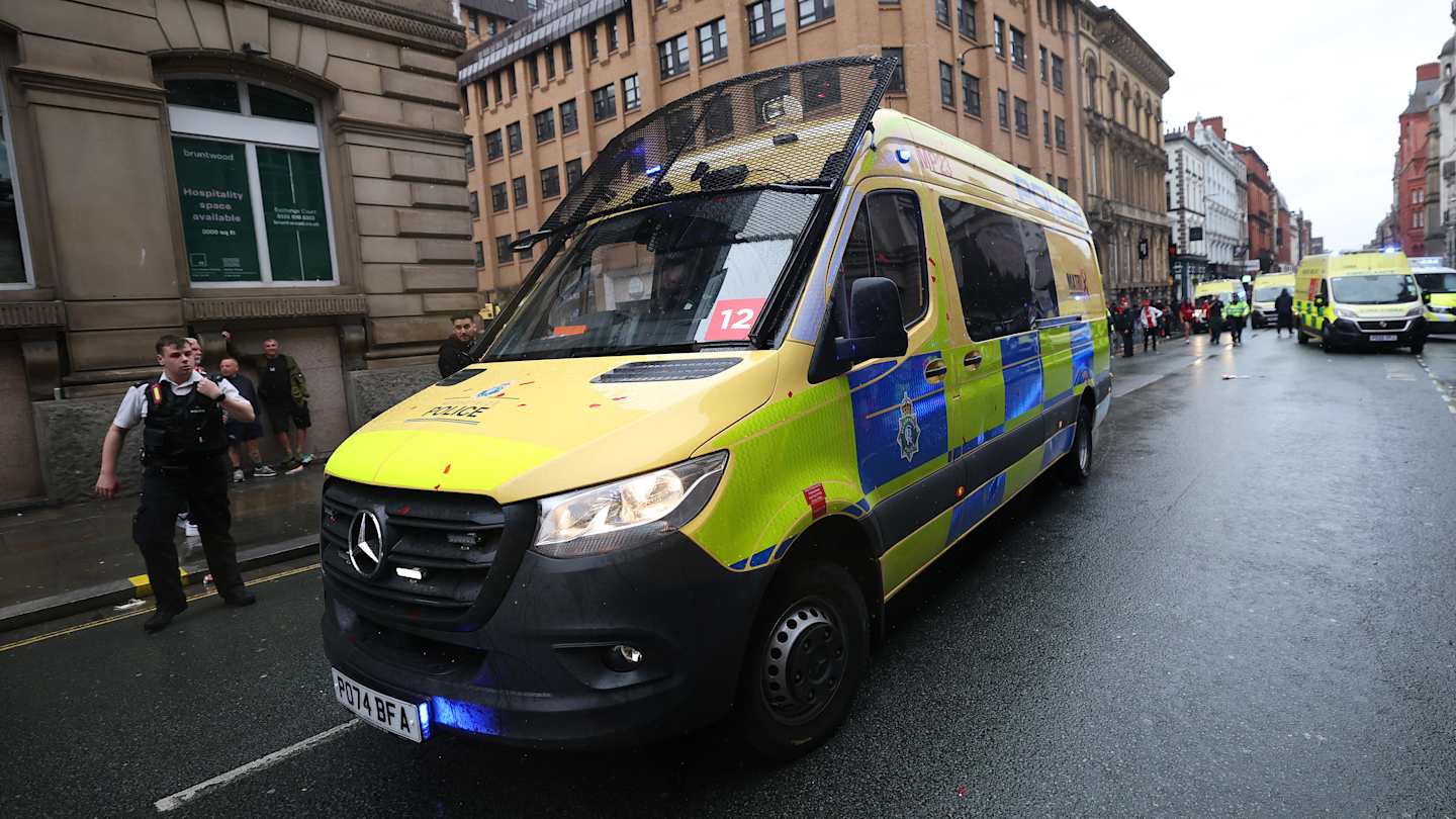 liverpool voiture,liverpool ville,liverpool fc,liverpool voiture foule,liverpool accident