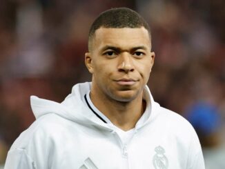 Personne en sweat blanc avec logo.