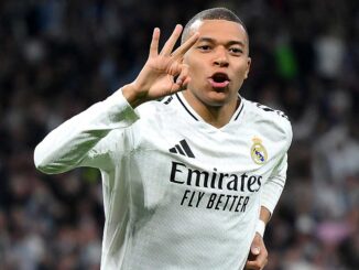 Joueur de football célébrant un but au stade.