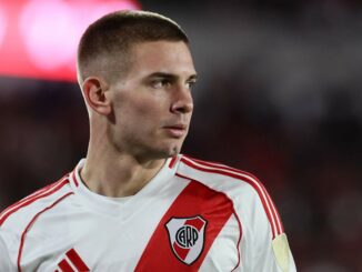 Joueur de football en maillot rouge et blanc.