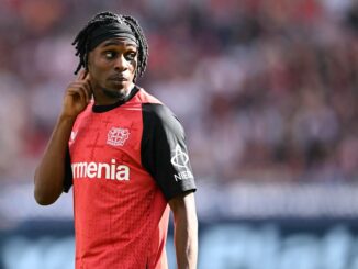 Joueur de football en maillot rouge sur le terrain.