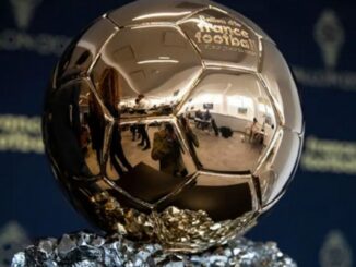 Trophée du Ballon d'Or en gros plan.