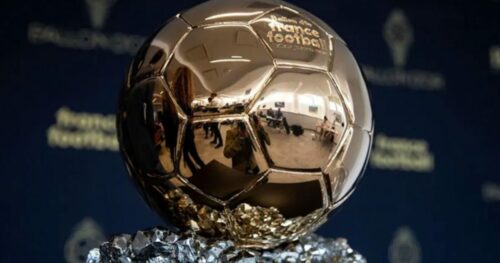 Trophée du Ballon d'Or en gros plan.