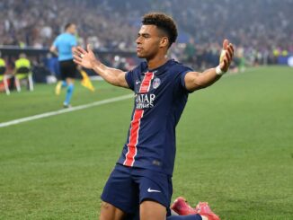 Joueur du PSG célébrant un but.