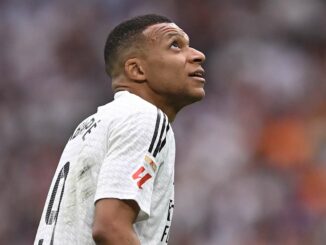 Joueur de football regardant vers le haut pendant un match.