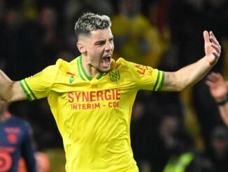 Joueur de football exultant pendant un match.