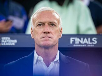 Homme en costume, fond UEFA Nations League.