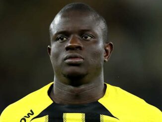 Personne portant un maillot de sport jaune et noir.