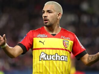 Joueur de football en maillot jaune et rouge.