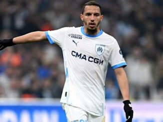 Footballeur en action sur le terrain.