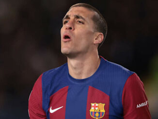 Joueur de football du FC Barcelone sur le terrain.