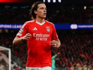 Footballeur en maillot rouge de Benfica sur le terrain.