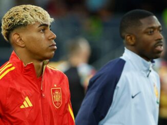 Deux joueurs de football pendant un match.