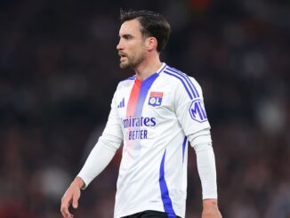 Joueur de football en maillot de l'Olympique Lyonnais.