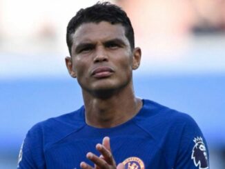 Joueur de football en maillot bleu.