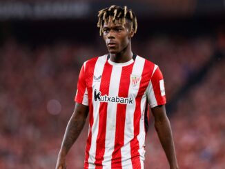 Joueur de football avec maillot rayé rouge et blanc.