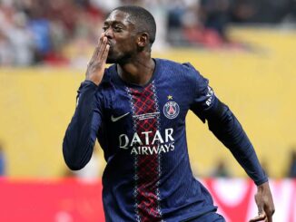 Footballeur en maillot PSG embrasse le public.