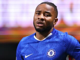 Joueur de football en maillot bleu de Chelsea.
