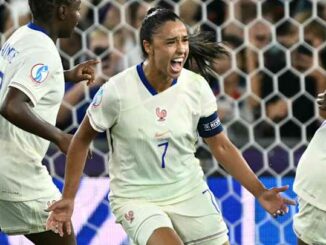 Joueuse de football en action sur le terrain.