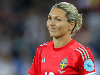 Joueuse de football suédoise en maillot rouge.
