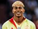 Joueur de football souriant en uniforme.