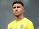 Homme en maillot de football jaune.