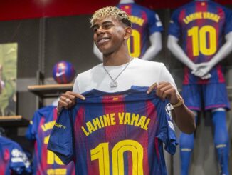 Homme tenant maillot de football numéro 10.