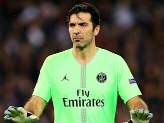 Gardien de but en maillot vert PSG prêt.