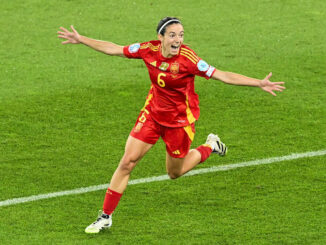 Joueuse de football célébrant sur le terrain.