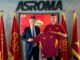 Deux hommes tenant un maillot de l'AS Roma.