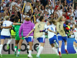 Célébration d'une équipe de football féminin.