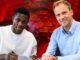 Deux hommes signent un contrat.