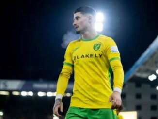 Joueur de football en tenue jaune et verte.
