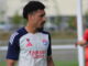 Joueur de football en maillot d'entraînement OL.