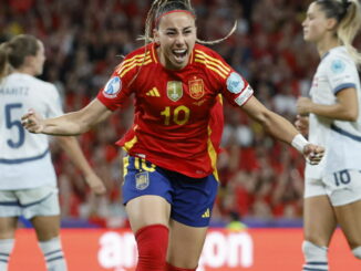 Joueuse espagnole célébrant un but sur le terrain.